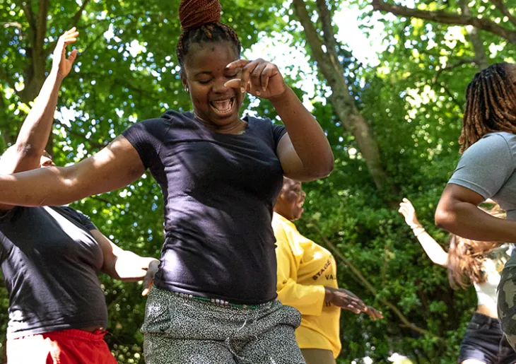 Groupe de femme en train de danser