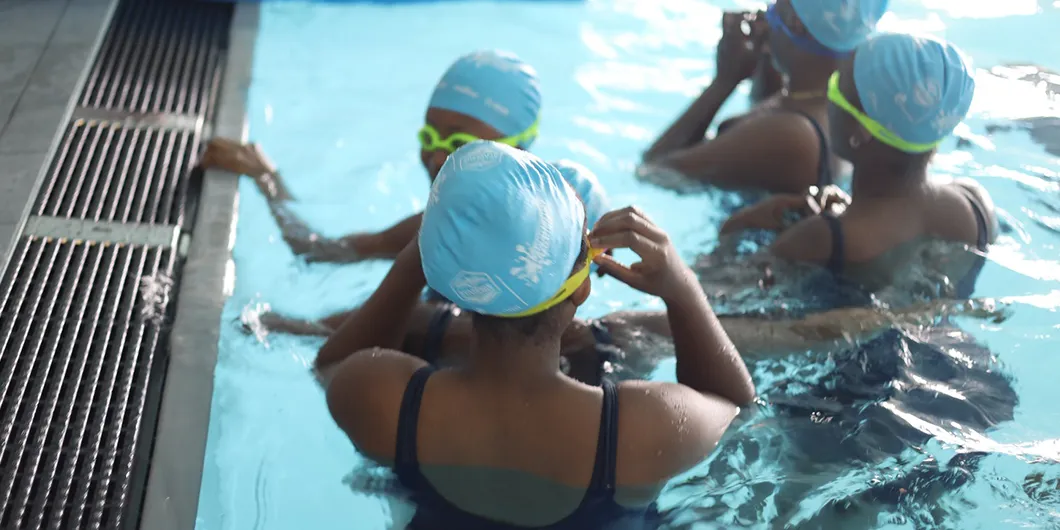 Apprentissage de la nage à la piscine